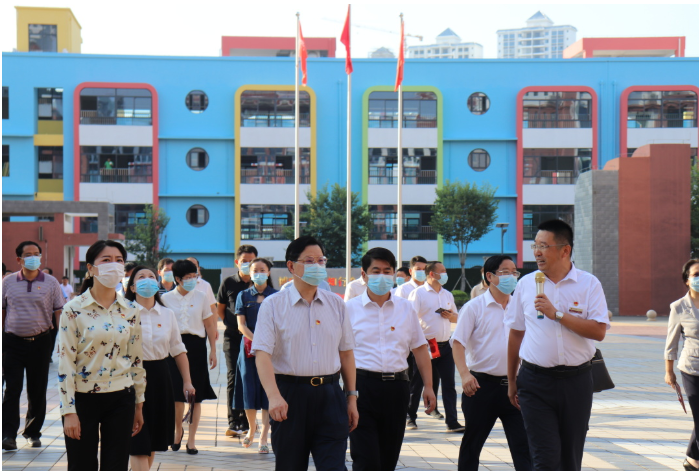 全區(qū)民辦學(xué)校黨支部標(biāo)準(zhǔn)化規(guī)范化建設(shè)現(xiàn)場推進(jìn)會參會人員到我校觀摩黨建工作