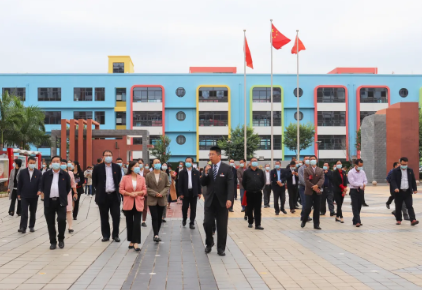 全市中小學校“校園黨旗紅”基層黨建整體提升工作現(xiàn)場推進會參會人員、玉林市民辦學校黨務工作培訓班學員到我校觀摩黨建工作